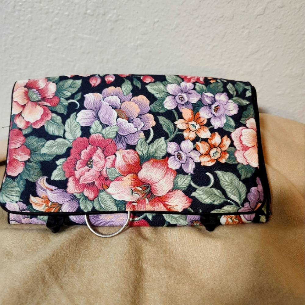 No brand floral travel organizer, 25" × 11"